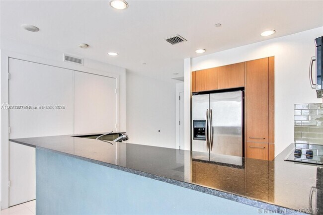 Building Photo - 1060 Brickell Ave