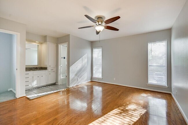 Building Photo - 5604 Woodrow Ave