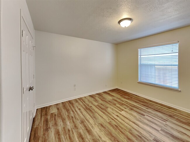 Building Photo - 2518 Halstead Dr