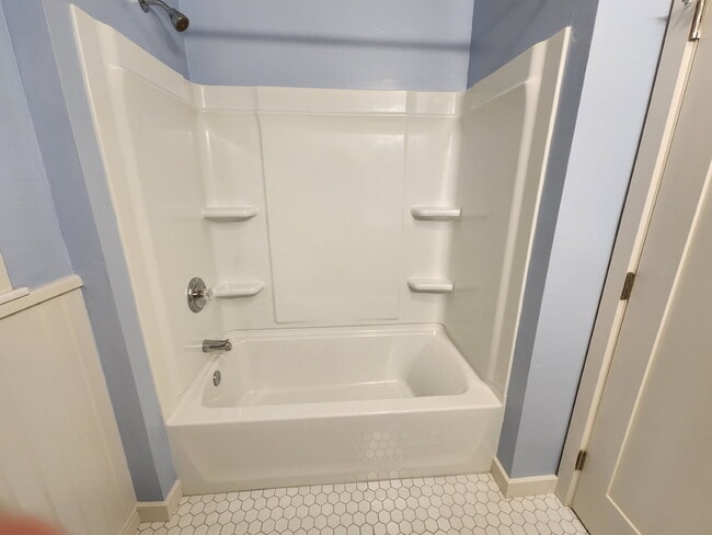 Building Photo - Cozy Craftsman style home!