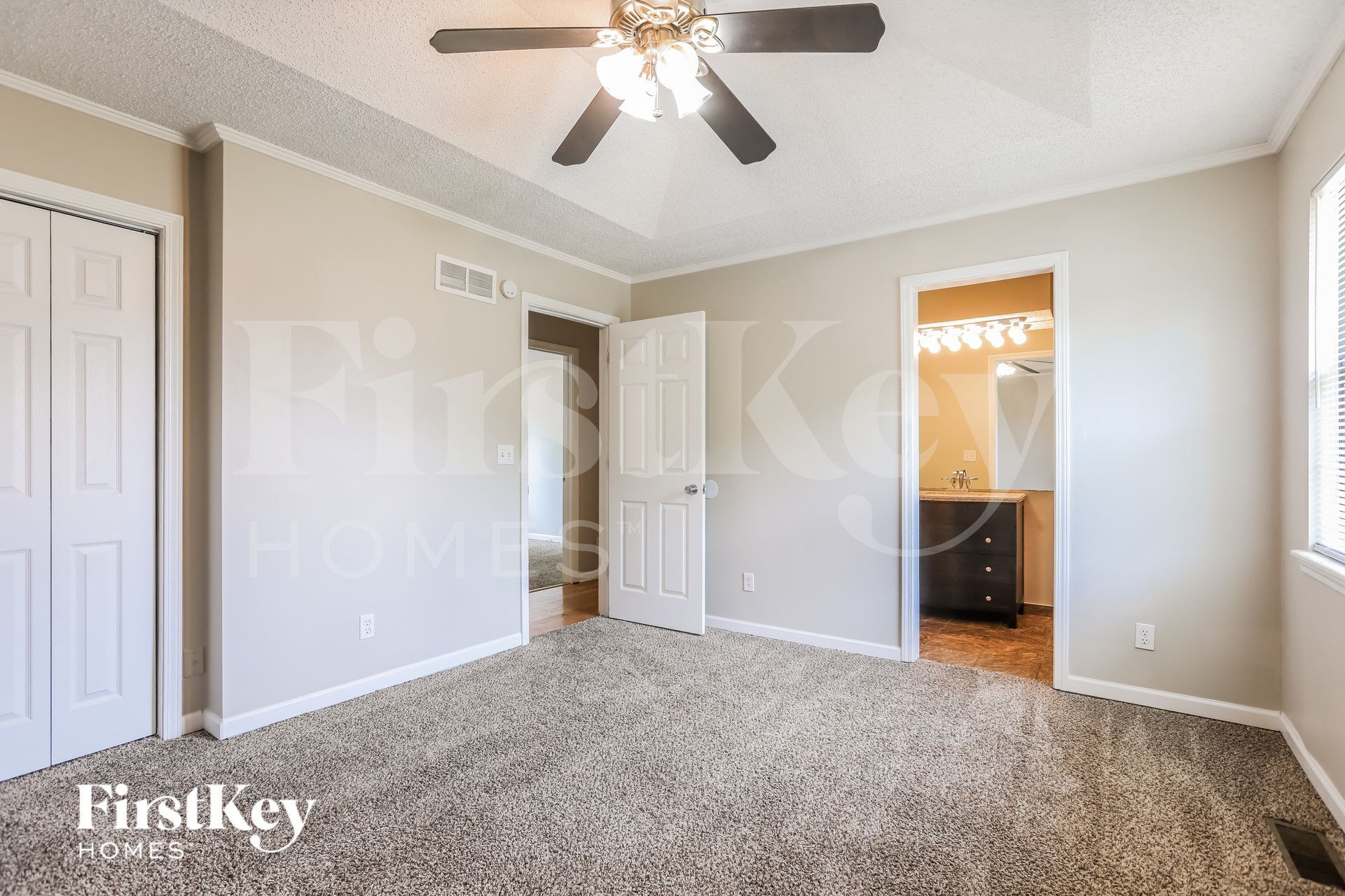 Building Photo - 704 Autumn Dr