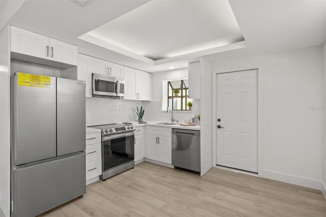 Building Photo - 4135 Des Moines St NE