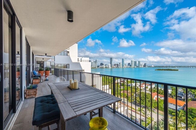 Building Photo - 1000 Venetian Way