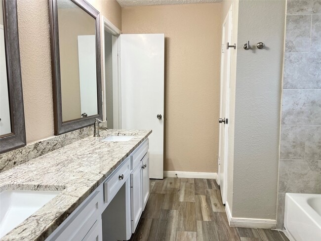 Building Photo - 21414 Park Run Dr