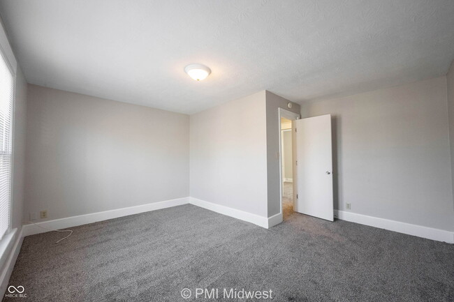 Building Photo - 323 W 40th St