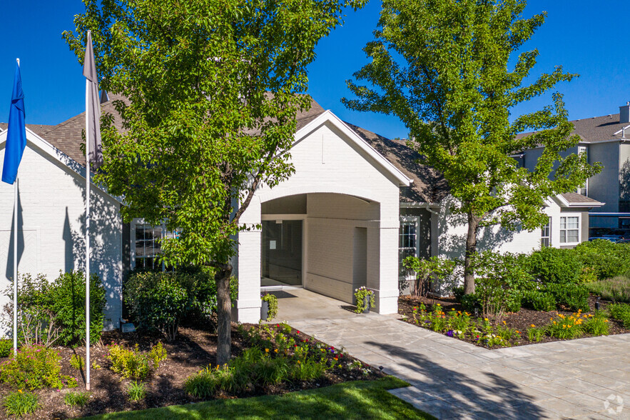 CLUBHOUSE AND OFFICE EXTERIOR l PRESTON HOLLOW - Preston Hollow