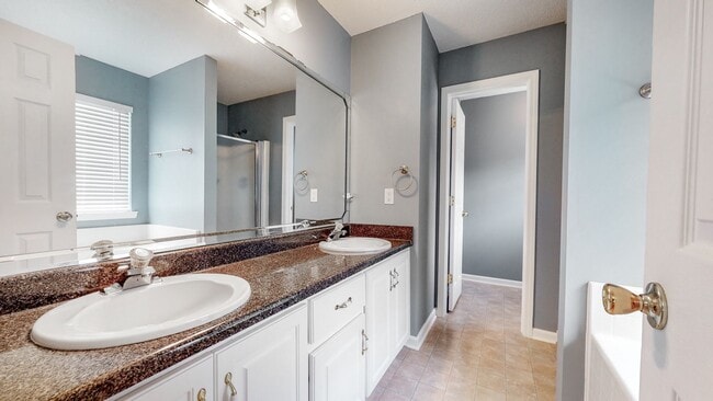 Building Photo - 4 Bedrooms, 2 Bathrooms in the Heart of Ri...