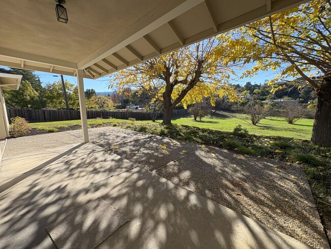 Building Photo - Charming Single-Family Home with Stunning ...