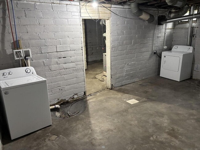 Building Photo - 1302 E 12th St