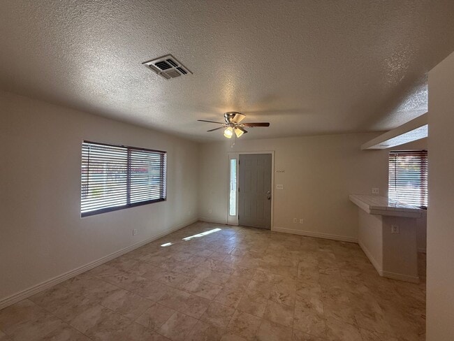 Building Photo - 3 Bedroom 2 Bathroom Home