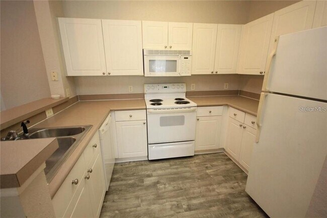 Building Photo - 9401 Crescent Loop Cir