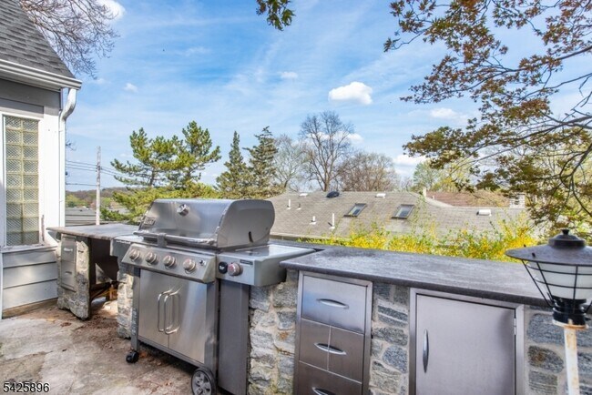 Building Photo - 305 Quaker Church Rd