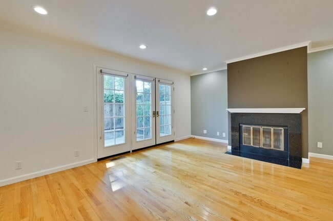 Building Photo - 2-Suite Townhome in Whisman Station Area | Easy Access to 101/237/85