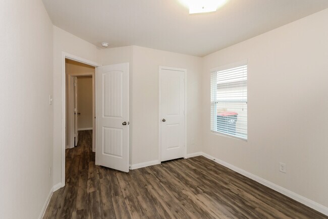 Building Photo - 5707 Kyle Cove Dr