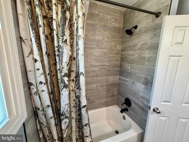 Building Photo - 4020 Grant St NE