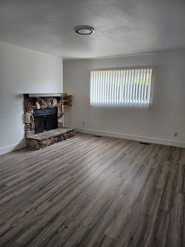 Building Photo - Cute 3 Bed 1 Bath Condo in Orem for Rent! ...