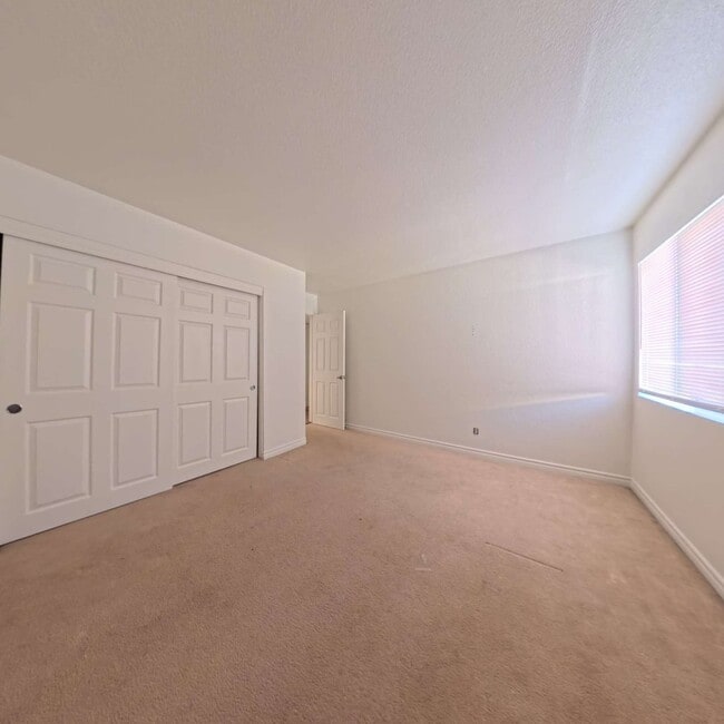 Building Photo - Gated Community | Close To The Strip | 2nd Floor Unit