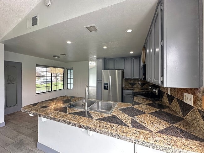 Building Photo - Four Bedroom