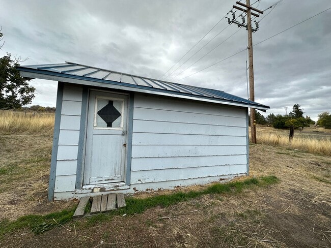 Building Photo - 2bdrm, 1 bath house with shed near Jeld We...