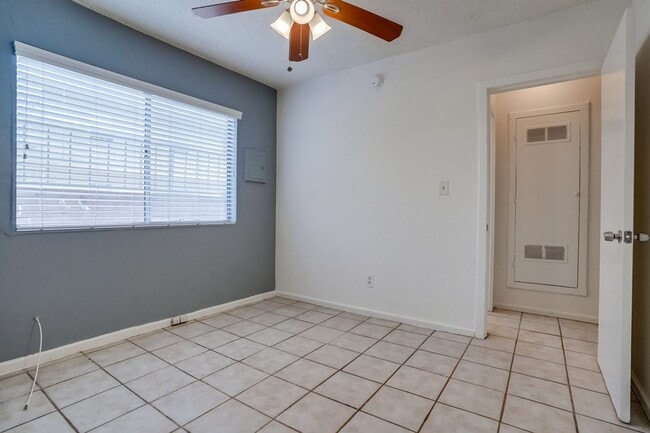 Building Photo - 2425 S Ridgeley Dr