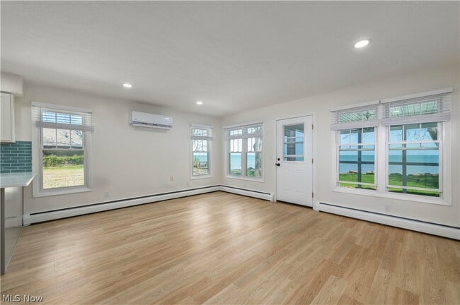 Building Photo - 3844 Edgewater Dr