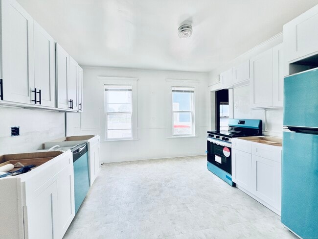 Building Photo - 118 Sutton Ave