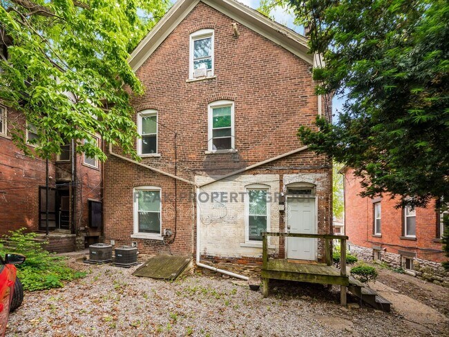Building Photo - 131 W 8th Ave