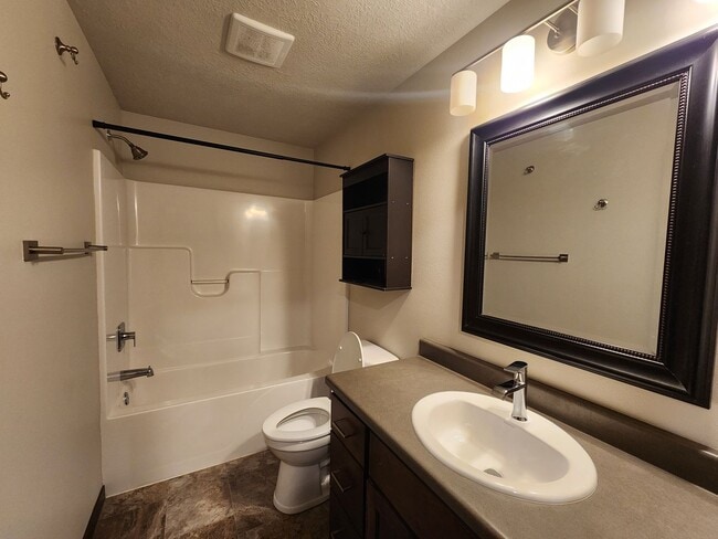 Building Photo - Modern 4bed/4bath near Jefferson Highschool