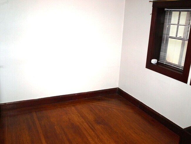 Building Photo - Turney508