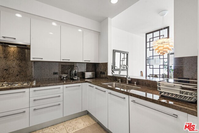 Building Photo - 900 W Olympic Blvd