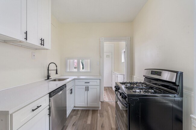 Building Photo - Spacious 4 Bed, 1 Bath Home w/ Bonus Rooms, Off-Street Parking - Available Now in Sheraden!