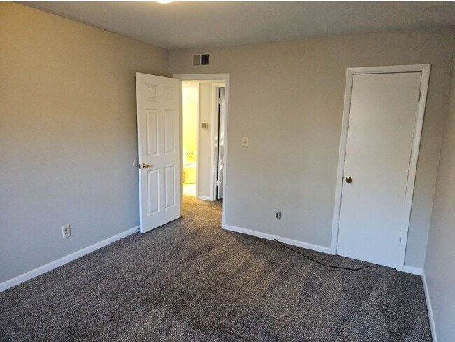 Building Photo - Newly renovated 2 bedroom, 1 bath duplex i...
