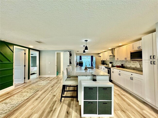 Building Photo - 2707 W Kenmore Ave