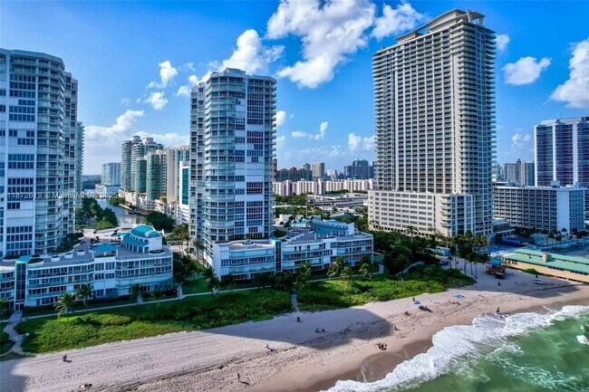 Building Photo - 16485 Collins Ave