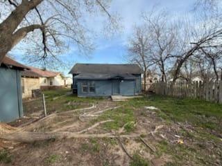 Building Photo - 813 E Oak St