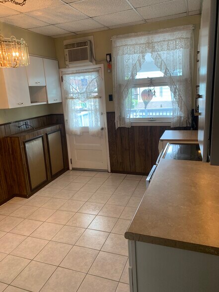 Building Photo - 1314 E Centre St