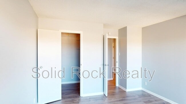 Building Photo - 411 Lakewood Cir