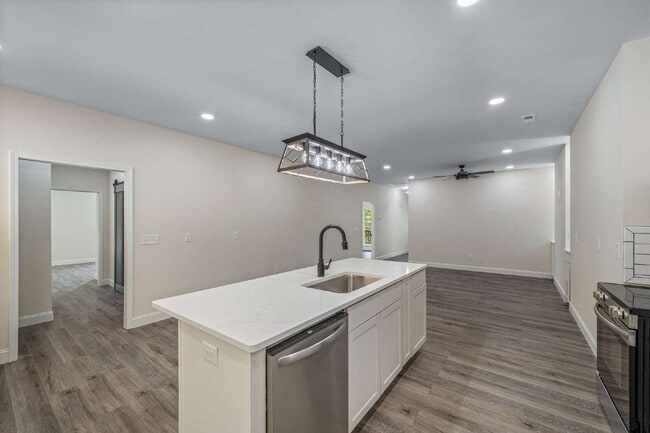 Building Photo - "Brand New 3-Bed, 3-Bath Retreat with Modern LVP Flooring in the Heart of Fort Payne!"