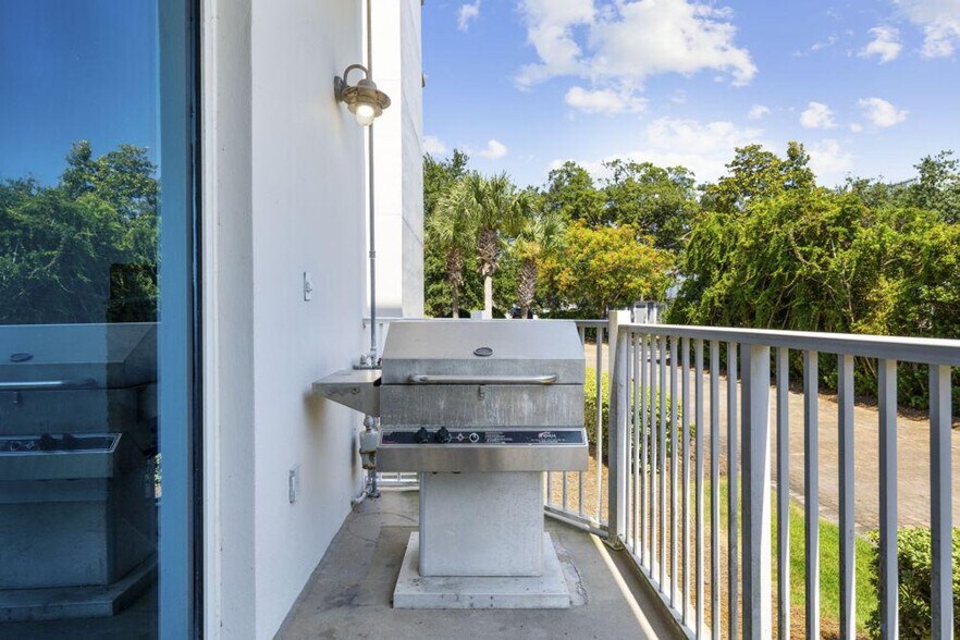 Building Photo - 27800 Canal Rd