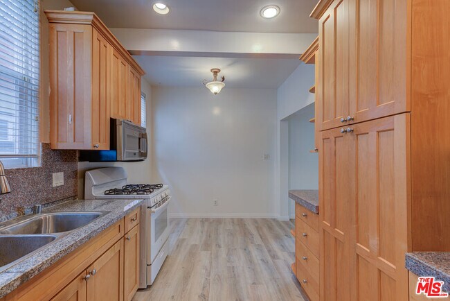 Building Photo - 320 S Reeves Dr