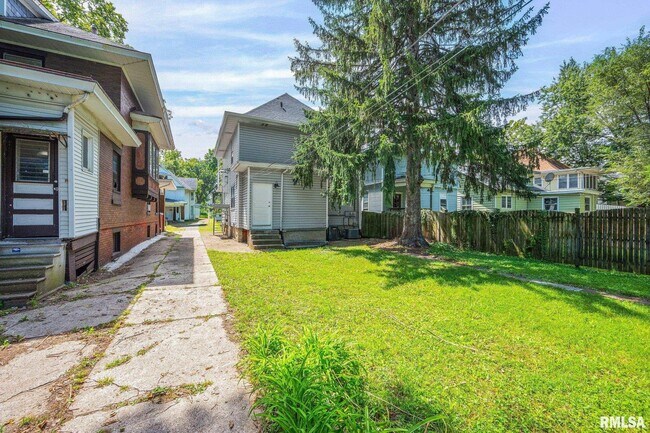 Building Photo - 1611 W Barker Ave