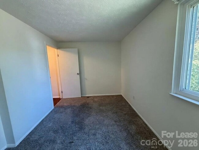 Building Photo - 9432 Lexington Cir