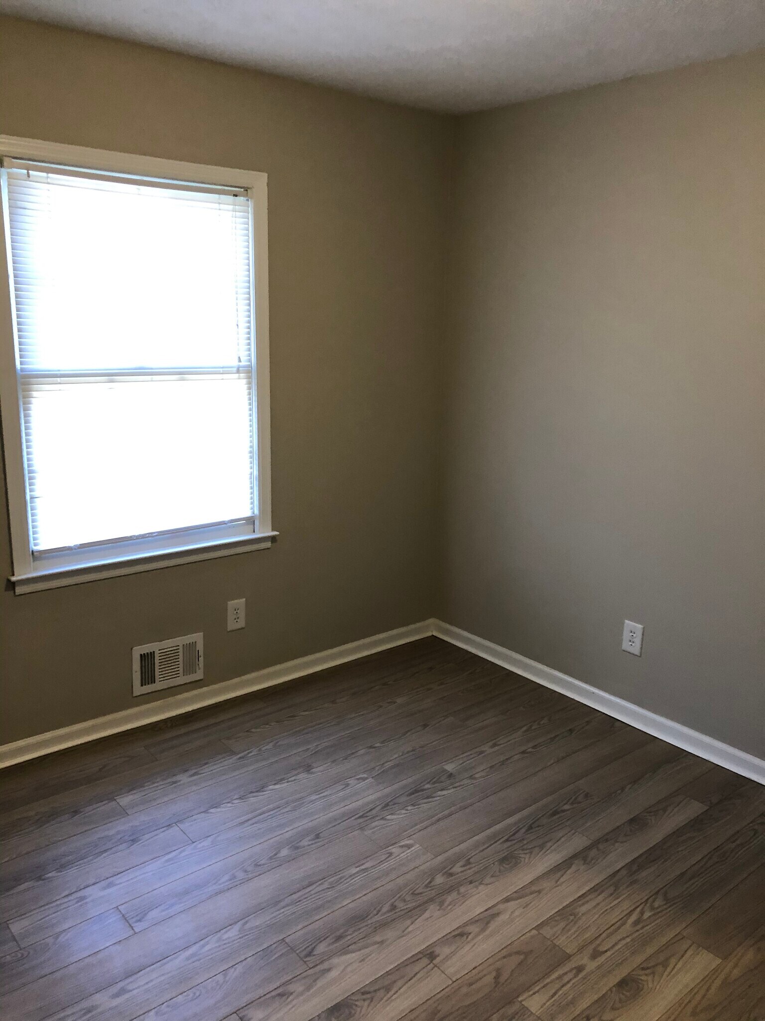 Building Photo - 1015 Eastview Rd NE