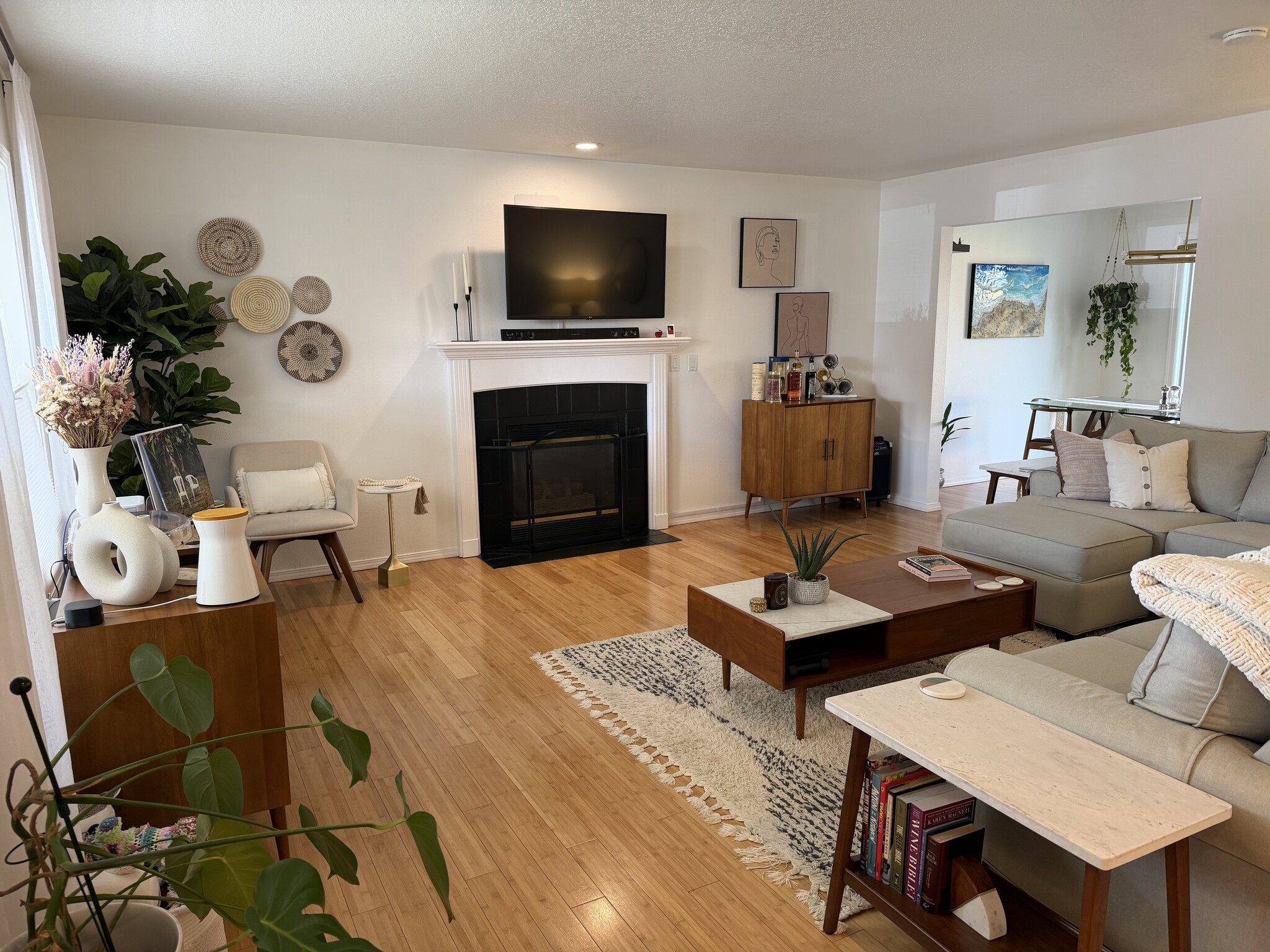 Living room - 10421 SE Liebe St