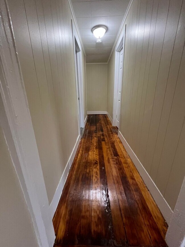 Building Photo - Gorgeous 1-bedroom, Second floor! Apartmen...