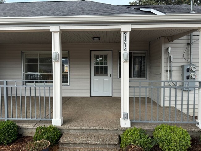 Building Photo - Updated 3 bedroom 2 bathroom duplex in his...