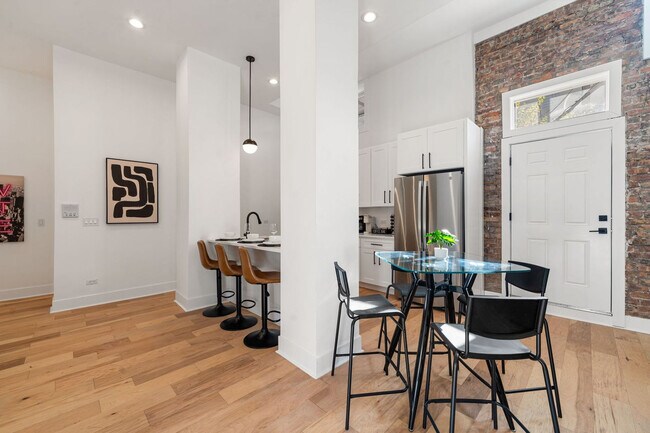 Building Photo - 1941 W Augusta Blvd