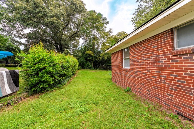 Building Photo - $1,425 - 3 bed/2 bath house near Medical C...