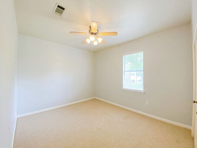 Building Photo - 4 Bedroom House Available Now in Riverbend...