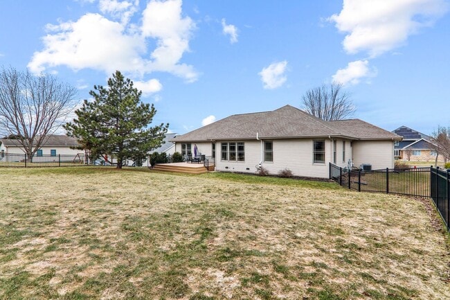 Building Photo - 9621 Shadow Wood Dr